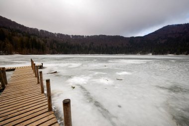 Kışın Saint Ana 'daki güzel volkanik göl. Tusnad Romanya 'daki Saint Ana volkanik gölü