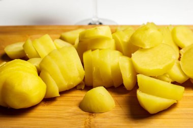 Yarı haşlanmış patatesler dilimlenmeye hazır.