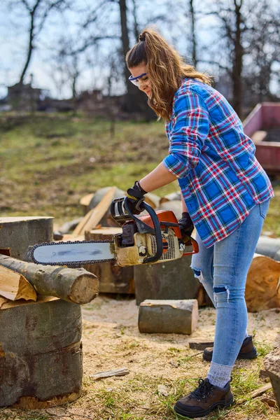 Young Woman Using Chainsaw Cut Log Firewood — Stock Photo, Image