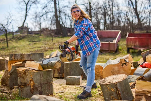 Young Woman Using Chainsaw Cut Log Firewood — Stock Photo, Image