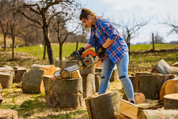 Young Woman Using Chainsaw Cut Log Firewood — Stock Photo, Image