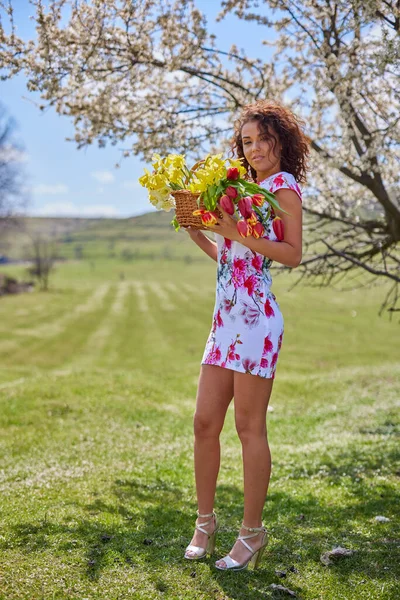 Eine Schöne Frau Mit Einem Blumenstrauß Posiert Frühling Der Natur — Stockfoto