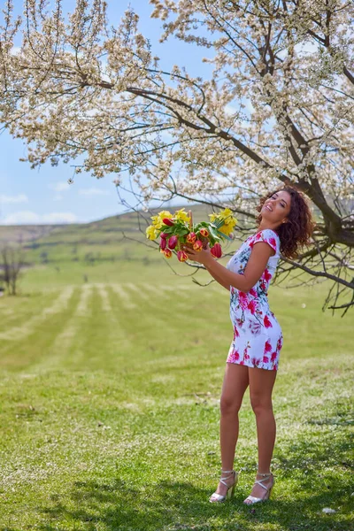 Eine Schöne Frau Mit Einem Blumenstrauß Posiert Frühling Der Natur — Stockfoto