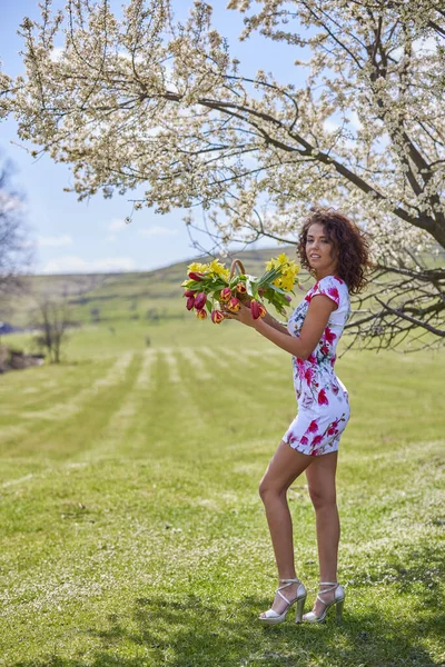 Eine Schöne Frau Mit Einem Blumenstrauß Posiert Frühling Der Natur — Stockfoto