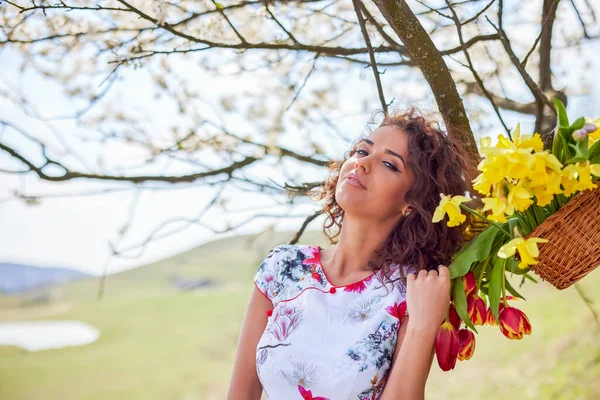 Uma Mulher Bonita Com Buquê Flores Posa Natureza Durante Primavera — Fotografia de Stock