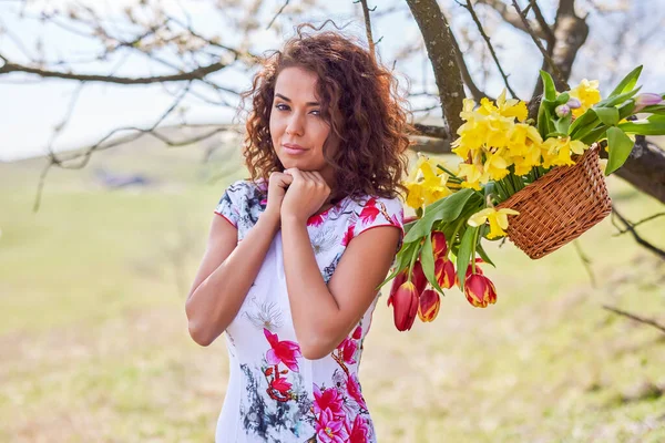 Eine Schöne Frau Mit Einem Blumenstrauß Posiert Frühling Der Natur — Stockfoto