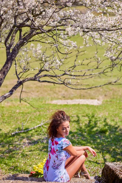 Eine Schöne Frau Mit Einem Blumenstrauß Posiert Frühling Der Natur — Stockfoto