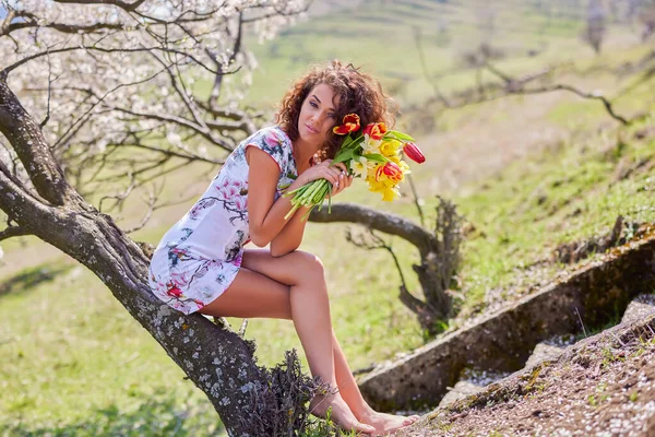 Piękna Kobieta Bukietem Kwiatów Stanowi Przyrodzie Wiosną — Zdjęcie stockowe