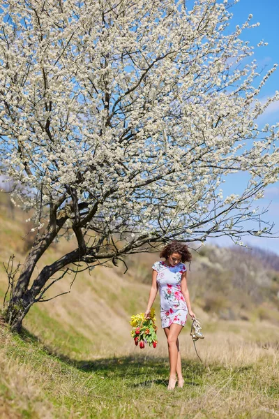 Uma Mulher Bonita Com Buquê Flores Posa Natureza Durante Primavera — Fotografia de Stock