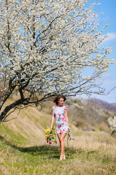 Una Hermosa Mujer Con Ramo Flores Posa Naturaleza Durante Primavera — Foto de Stock