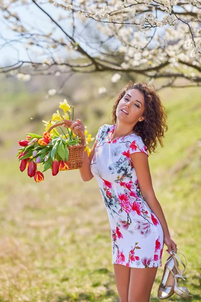 Eine Schöne Frau Mit Einem Blumenstrauß Posiert Frühling Der Natur — Stockfoto