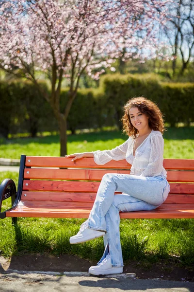 Portrait Woman Sitting Bench Park Beautiful Spring Day — Stock Photo, Image