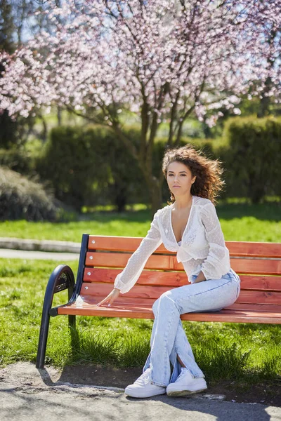 Retrato Una Mujer Sentada Banco Parque Hermoso Día Primavera — Foto de Stock