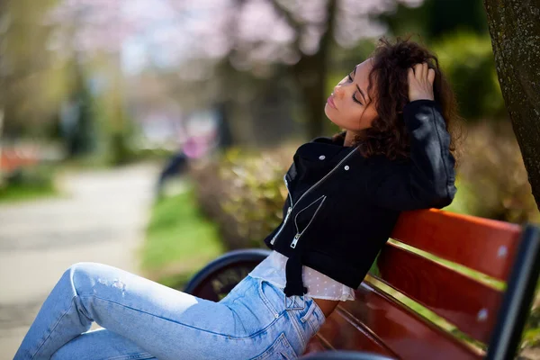 Portrait Woman Sitting Bench Park Beautiful Spring Day — Stock Photo, Image