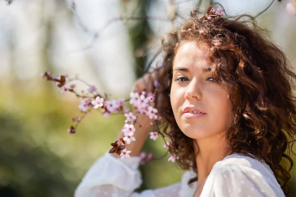 Frühlingsporträt Einer Schönen Frau Mit Lockigem Haar Neben Baumblumen — Stockfoto