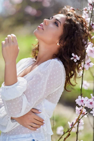 Frühlingsporträt Einer Schönen Frau Mit Lockigem Haar Neben Baumblumen — Stockfoto