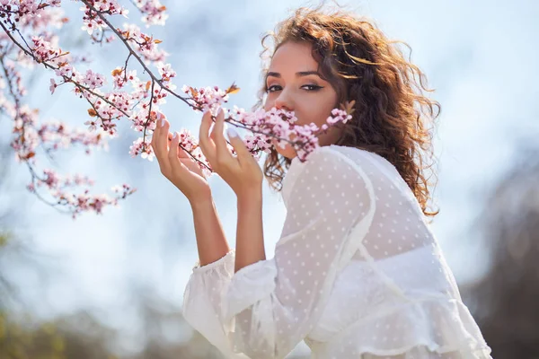 Frühlingsporträt Einer Schönen Frau Mit Lockigem Haar Neben Baumblumen — Stockfoto