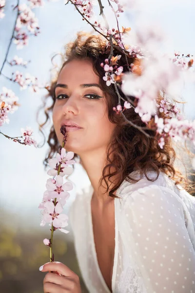 Frühlingsporträt Einer Schönen Frau Mit Lockigem Haar Neben Baumblumen — Stockfoto