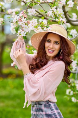 Güzel doğal kadın elma bahçesinde