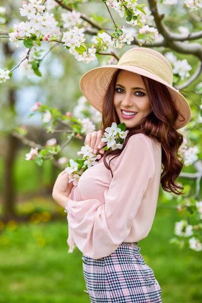 Schöne Natürliche Frau Apfelgarten — Stockfoto