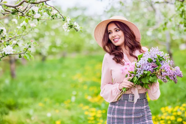 Bella Donna Naturale Nel Giardino Mela — Foto Stock