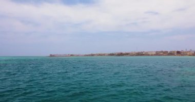 Hurgada Marina Körfezi panoramik manzarası, Mısır. Hurghada, Kızıl Deniz 'de popüler bir yaz tatili sefaletidir.