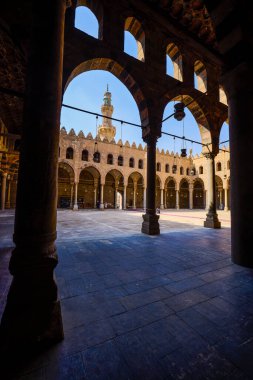 Kahire, Mısır - 23 Nisan 2021: Kahire 'deki sokaklar ve mimari görüntüler, Crown-Virüs Salgını Yılı.