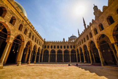 Kahire, Mısır - 23 Nisan 2021: Kahire 'deki sokaklar ve mimari görüntüler, Crown-Virüs Salgını Yılı.