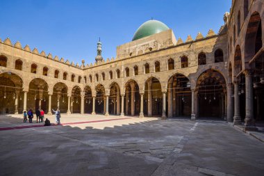 Kahire, Mısır - 23 Nisan 2021: Kahire 'deki sokaklar ve mimari görüntüler, Crown-Virüs Salgını Yılı.