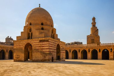 Kahire, Mısır - 23 Nisan 2021: Kahire 'deki sokaklar ve mimari görüntüler, Crown-Virüs Salgını Yılı.