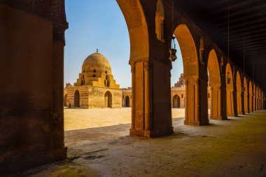 Kahire, Mısır - 23 Nisan 2021: Kahire 'deki sokaklar ve mimari görüntüler, Crown-Virüs Salgını Yılı.