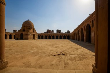 Kahire, Mısır - 23 Nisan 2021: Kahire 'deki sokaklar ve mimari görüntüler, Crown-Virüs Salgını Yılı.