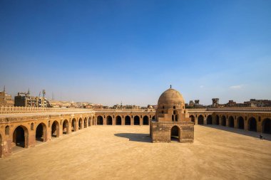 Kahire, Mısır - 23 Nisan 2021: Kahire 'deki sokaklar ve mimari görüntüler, Crown-Virüs Salgını Yılı.