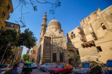 Kahire, Mısır - 23 Nisan 2021: Kahire 'deki sokaklar ve mimari görüntüler, Crown-Virüs Salgını Yılı.