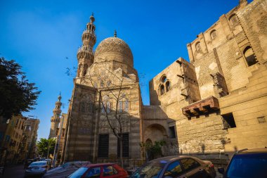 Kahire, Mısır - 23 Nisan 2021: Kahire 'deki sokaklar ve mimari görüntüler, Crown-Virüs Salgını Yılı.