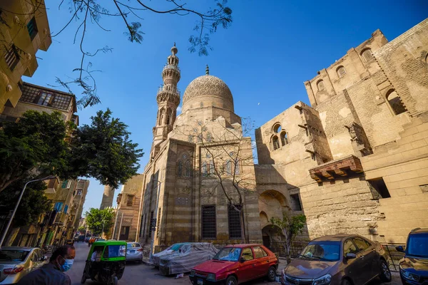 Kahire, Mısır - 23 Nisan 2021: Kahire 'deki sokaklar ve mimari görüntüler, Crown-Virüs Salgını Yılı.