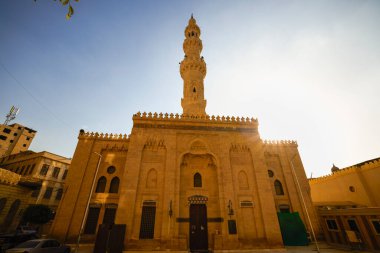 Kahire, Mısır - 23 Nisan 2021: Kahire 'deki sokaklar ve mimari görüntüler, Crown-Virüs Salgını Yılı.