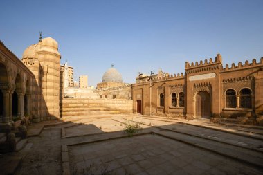 Kahire, Mısır - 23 Nisan 2021: Kahire 'deki sokaklar ve mimari görüntüler, Crown-Virüs Salgını Yılı.