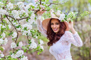 Güzel doğal kadın elma bahçesinde