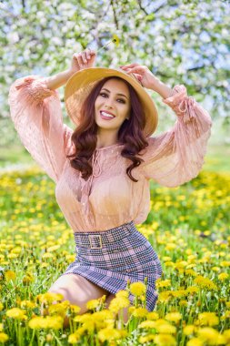 Güzel doğal kadın elma bahçesinde