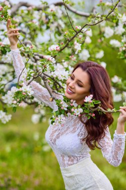 Güzel doğal kadın elma bahçesinde