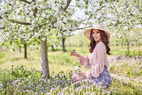 Schöne Natürliche Frau Apfelgarten — Stockfoto