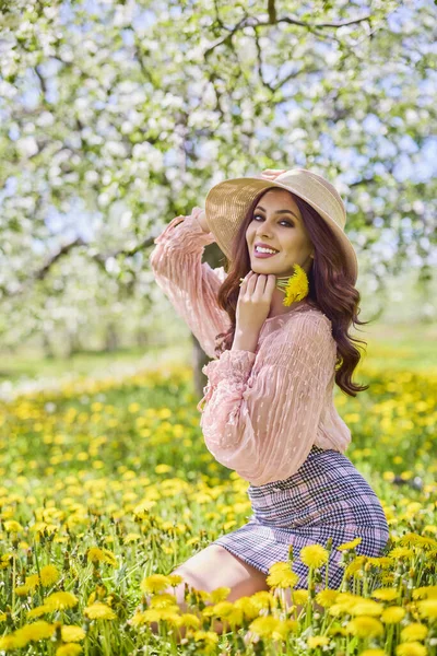 Hermosa Mujer Natural Jardín Manzana —  Fotos de Stock