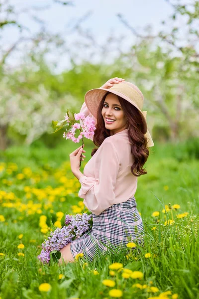 Schöne Natürliche Frau Apfelgarten — Stockfoto