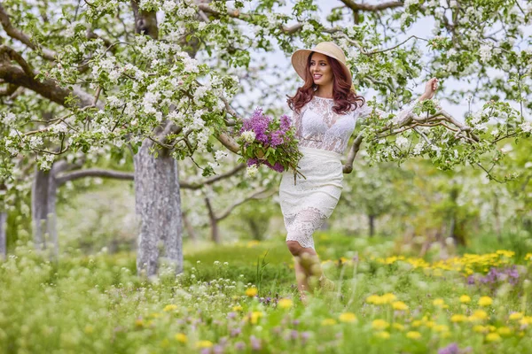 Krásná Přírodní Žena Zahradě Jablek — Stock fotografie