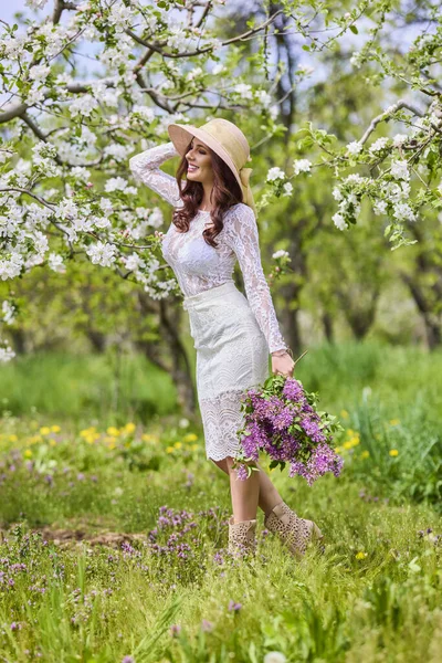 Красива Натуральна Жінка Саду Яблуками — стокове фото