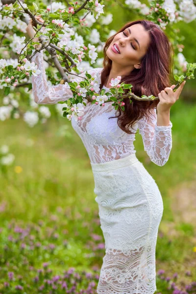 Schöne Natürliche Frau Apfelgarten — Stockfoto