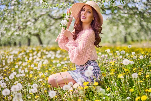 Krásná Přírodní Žena Zahradě Jablek — Stock fotografie