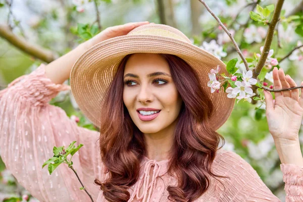 Hermosa Mujer Natural Jardín Manzana —  Fotos de Stock