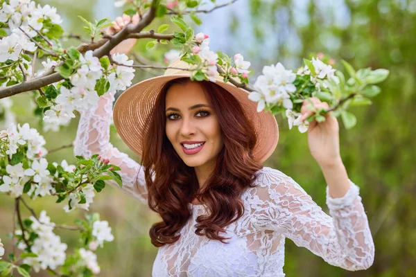 Bella Donna Naturale Nel Giardino Mela — Foto Stock